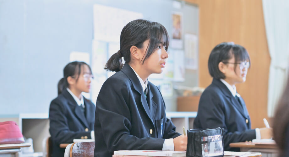 真剣な眼差しで授業を受ける生徒