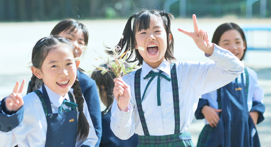 昼休みに外で元気いっぱいに遊ぶ児童・生徒たち