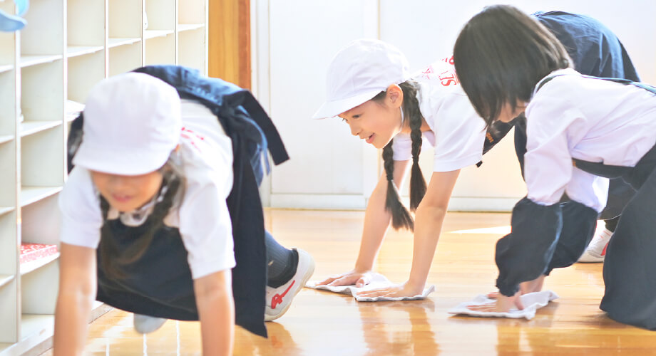 雑巾掛けをする児童・生徒たち