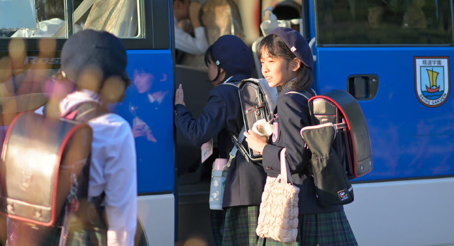 下校のためスクールバスに乗り込む児童・生徒たち